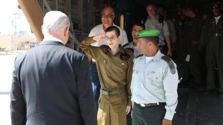 Flickr_-_Israel_Defense_Forces_-_Gilad_Shalit_Salutes_Israel_Prime_Minister_Benjamin_Netanyahu