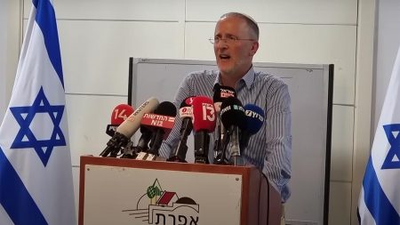 Rabbi Leo Dee gives a speech declaring April 10 as Dees Day, a day to “differentiate between good and evil, right and wrong," on April 10, 2023. (YouTube Screenshot: Arutz Sheva)