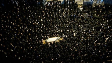 Ultra orthodox jewish men carry the body of Rabbi Yitzchok Sheiner who died from Covid-19, during his funeral in Jerusalem, January 31, 2021. Photo by Yonatan Sindel/Flash90 *** Local Caption *** תפילה
חרדי
לוויה
הלוויה המונית
ריחוק חברתי
הלוויה בירושלים של הרב יצחק שיינר